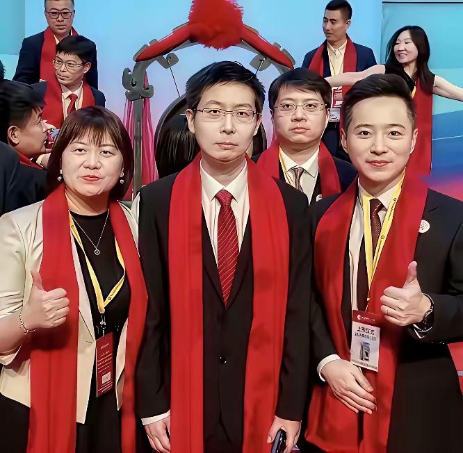 我们公司副总经理炒股，但是这两天奇怪的很，一直阴着个脸不说话，好像是满腹心事的样