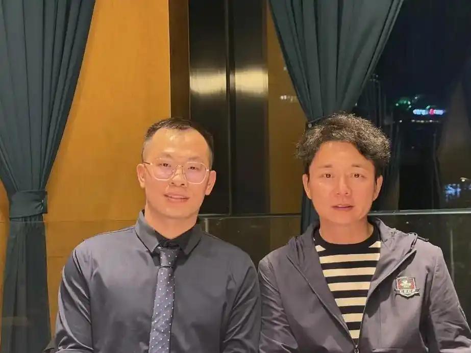 55岁刘奕君现身广州一家餐厅吃饭，他留了爆炸头发型，看起来挺帅