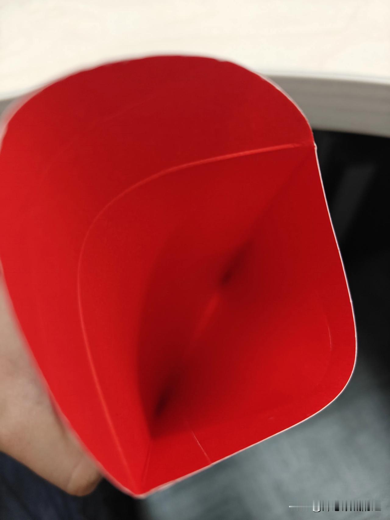 老公年后上班第一天收到空红包。这还是这么多年第一次吧。他说，今天他年后开工第一