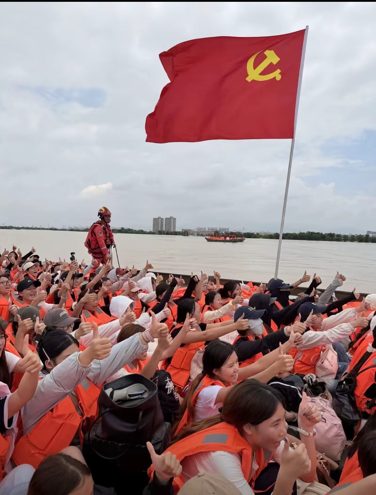 广西救援名场面：1、举手怀恩；2、浴雨而食；3、枕砾而憩；4、稚子安恬；5、同舟