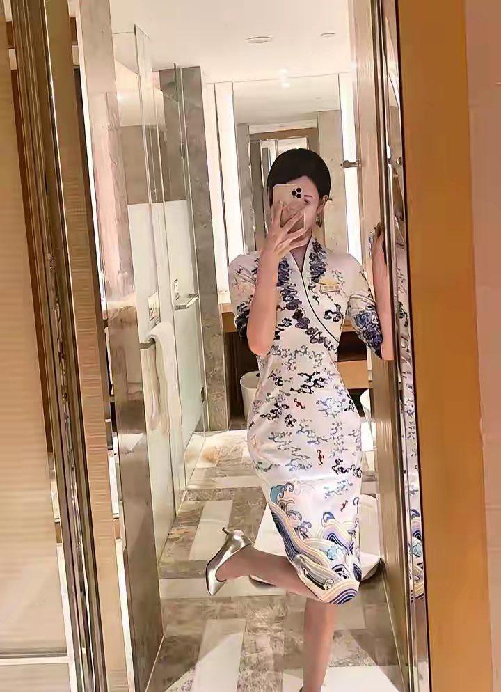 不得不说，海航的管理层审美绝对在线。祥云空姐制服绝对是最成功的制服之一，配上
