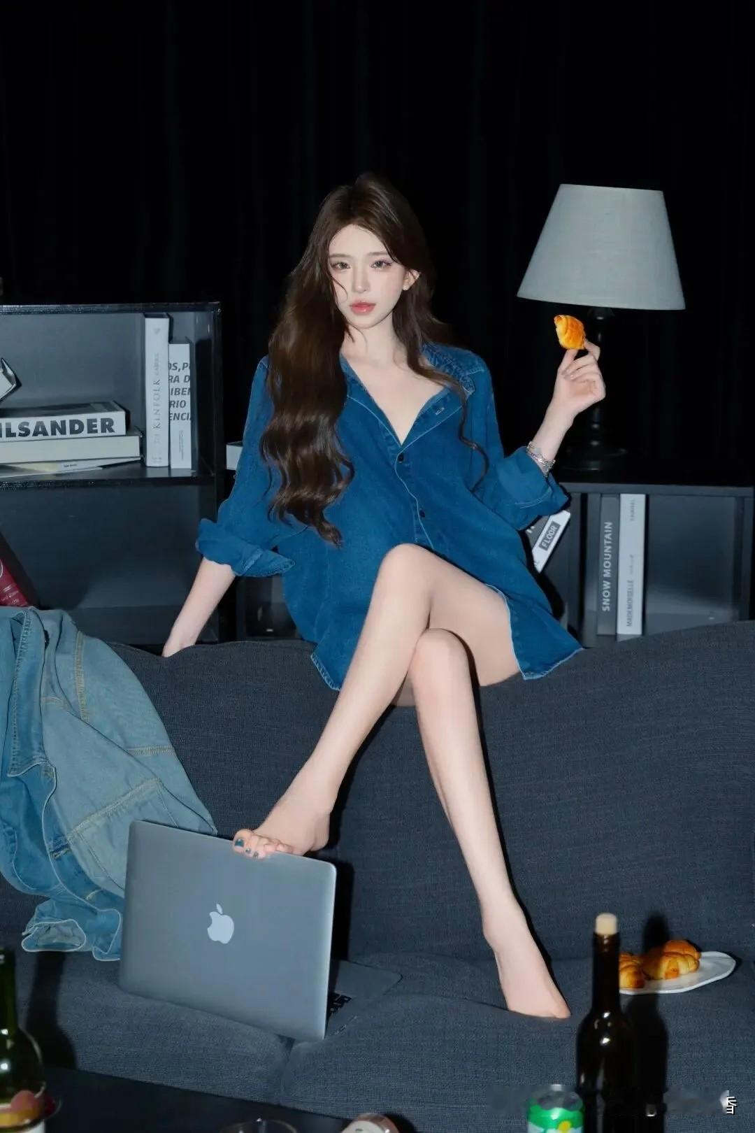 慵懒午后，蓝调牛仔，咖啡与书香相伴。