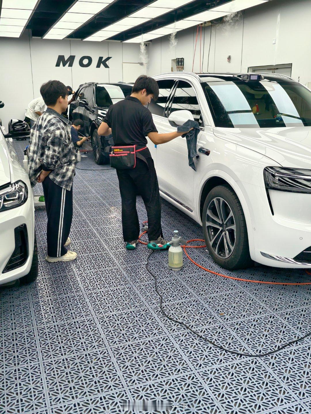 去给我的问界M7贴车窗膜，这大哥足足看了个把小时，把我的车里里外外都看了一遍，不