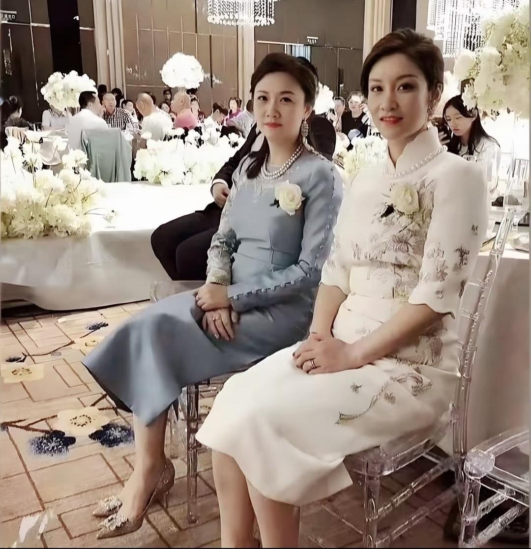 最漂亮的一对亲家母！婚礼现场两位阿姨气质端庄大方，身着雅致旗袍，妆容得体。不是母