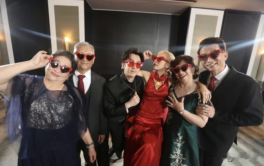 陈汉典和Lulu的婚礼照有一点比很多明星强，那就是带着父母一起在婚礼上搞怪拍照，