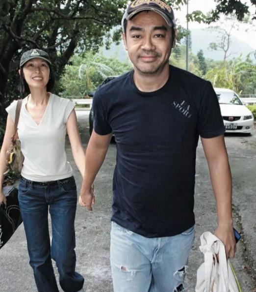 刘青云和郭蔼明，结婚二十多年，最让人记得的，不是什么红毯牵手，而是那个厨房里传出