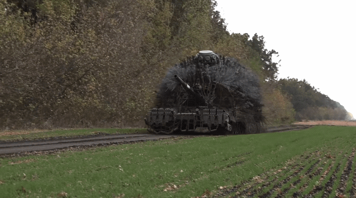 俄军坦克魔改成了“爆炸头”，周围全部都是钢丝条，就好像长了头发一样，非常密集！俄