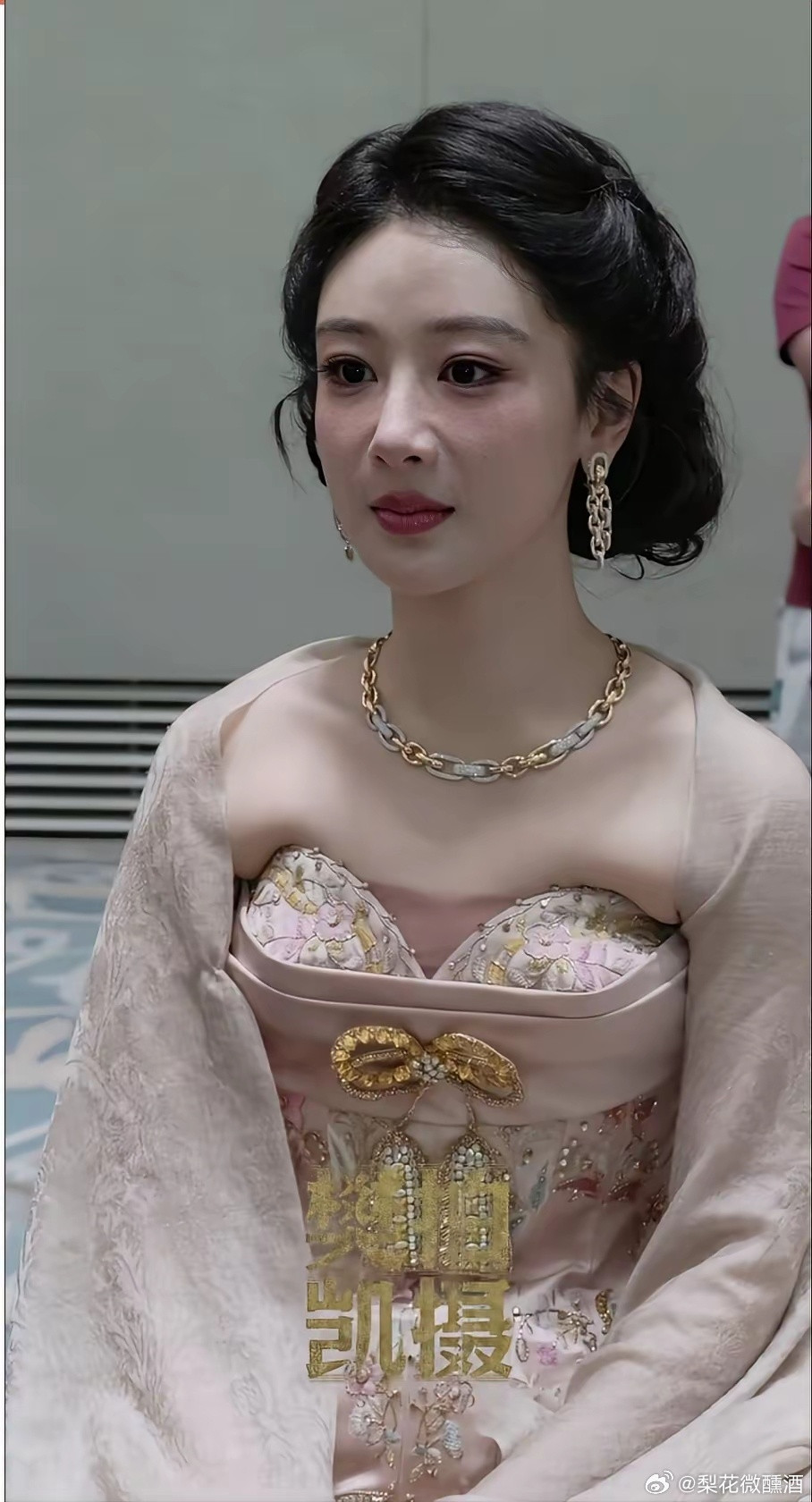 几十万的高定礼服也这么戳人，设计师看到这图片会不会想吐血，难道这礼服只能站着穿，