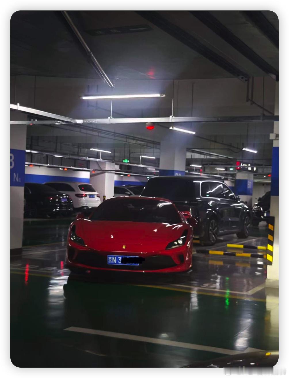 某些人真的要被笑死乱停的是法拉利F8，如图1/2/3厂长买的是296，图4看评论