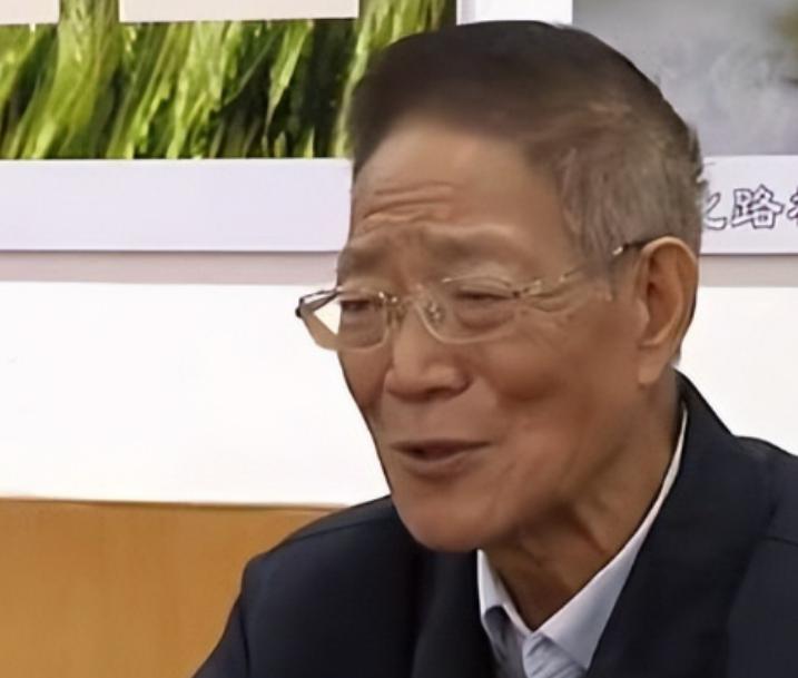 “我老了，不需要那么多钱。”2020年，一生抠门的大学教授王泽霖，却大手一挥捐出