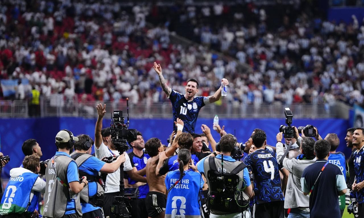 2-1绝杀英格兰后，阿根廷全队这一幕让人太惊喜了。镜头定格的这一幕太有