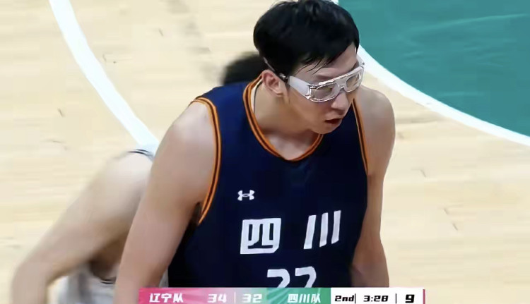 爆冷！周琦2技犯离场葬送四川队，辽宁半场逆转7分，重金豪阵遭质疑