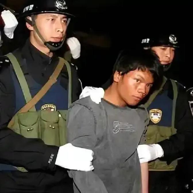 2004年马加爵被执行死刑，临刑真实独白曝光，其父拒领骨灰那天的昆明第一看守所，空气沉闷得让人窒息。
