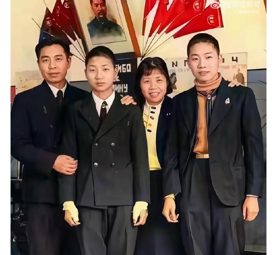 这是一张经过修复的珍贵老照片，拍摄于1940年，地点在苏联伊万诺沃国际儿童院。周