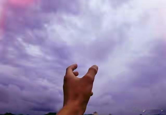假如太阳突然消失，地球的情况会急转直下。太阳熄灭并不会让地球瞬间黑暗，因为光传播