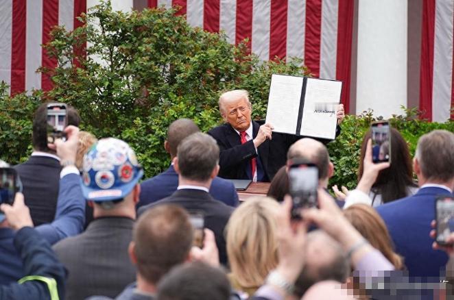 特朗普关税霸权终结！最高法院6:3，亲信法官反水一锤定音。特朗普的关