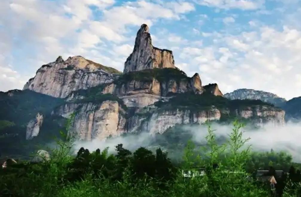 雁荡山，史称“东南第一山”，以亿年火山铸就的奇绝冠绝江南。奇峰怪石拔地而起，