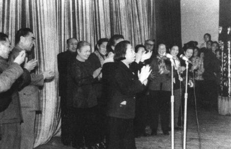 1963年1月30日，邓颖超在上海市各界春节联欢晚会上向全市妇女祝贺，周恩来、陈