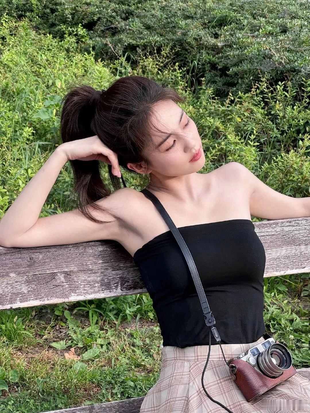 白鹿不愧是女明星腋下管理太完美，​​​