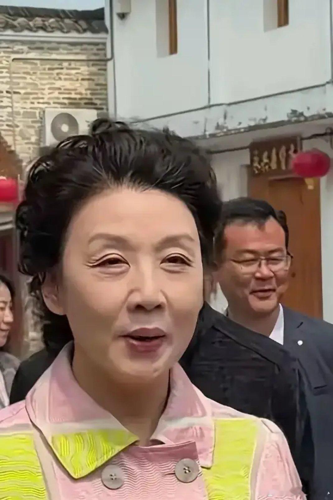 我滴个天呐！岁月果真不饶人！曾经一代人的女神转眼就老成这样了