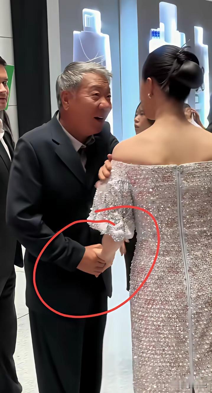 这个老头你别看貌不惊人，可说出他的作品你肯定知道。电视剧《北京人在纽约》《甄嬛传