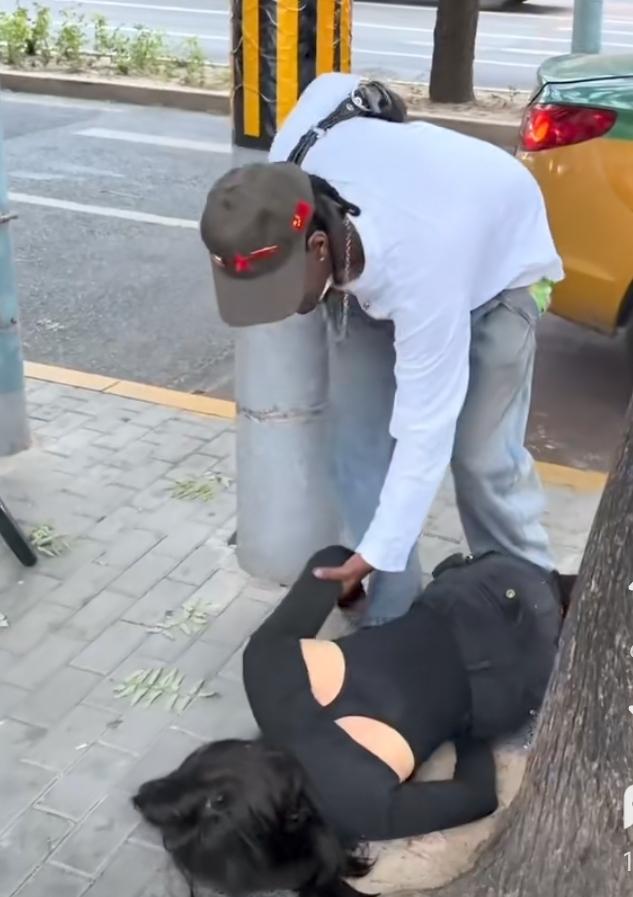 女子烂醉当街睡，黑人街上捡到宝。打车回到宿舍去，一场羞涩怎得了。