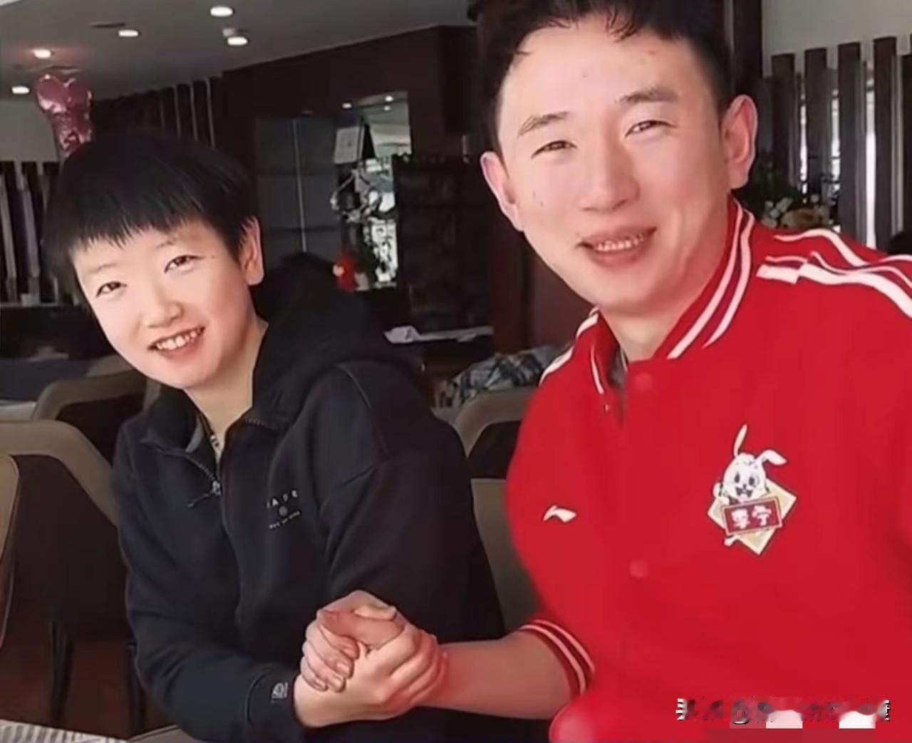 原来孙颖莎还有这段不为人知的往事！最近前国手张煜东爆料了个事儿——孙颖莎刚进