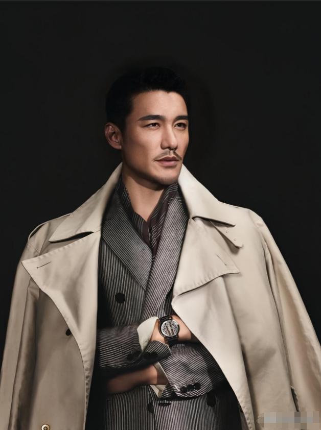 主持人问戴军:“娱乐圈里你最不想和谁来往？”戴军不假思索就说:“胡兵。”主持人好