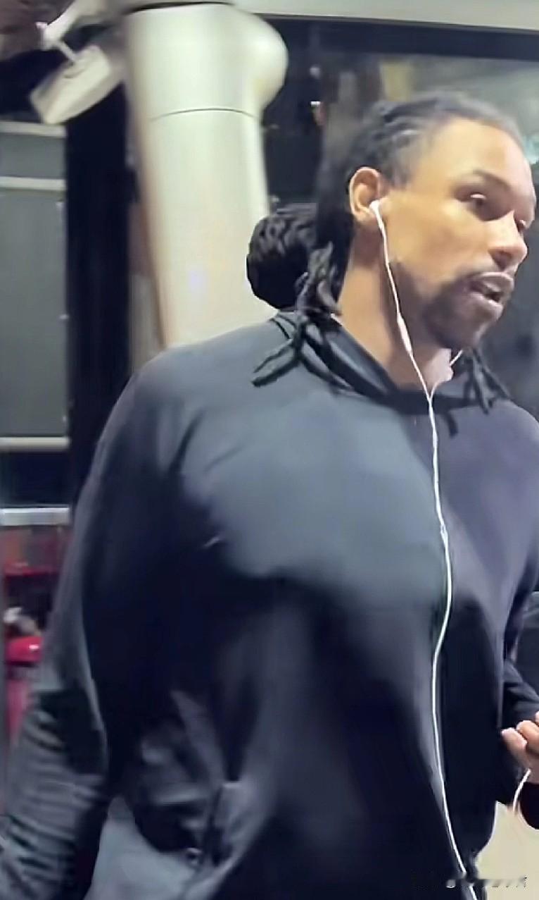 朱芳雨督促杜锋！直到昨天晚上9点左右，广东男篮球员们才回到俱乐部。朱芳雨第一个