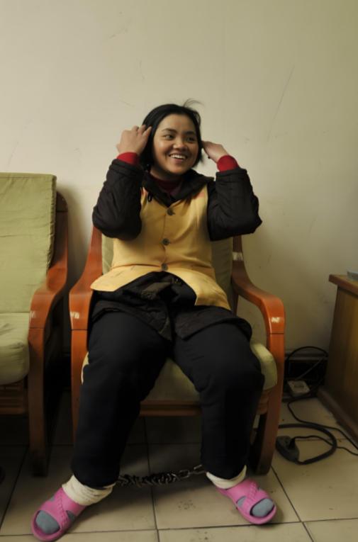 2011年，云南有着“土皇后”之称的杨菊芬得知自己即将被执行死刑。她戴着脚