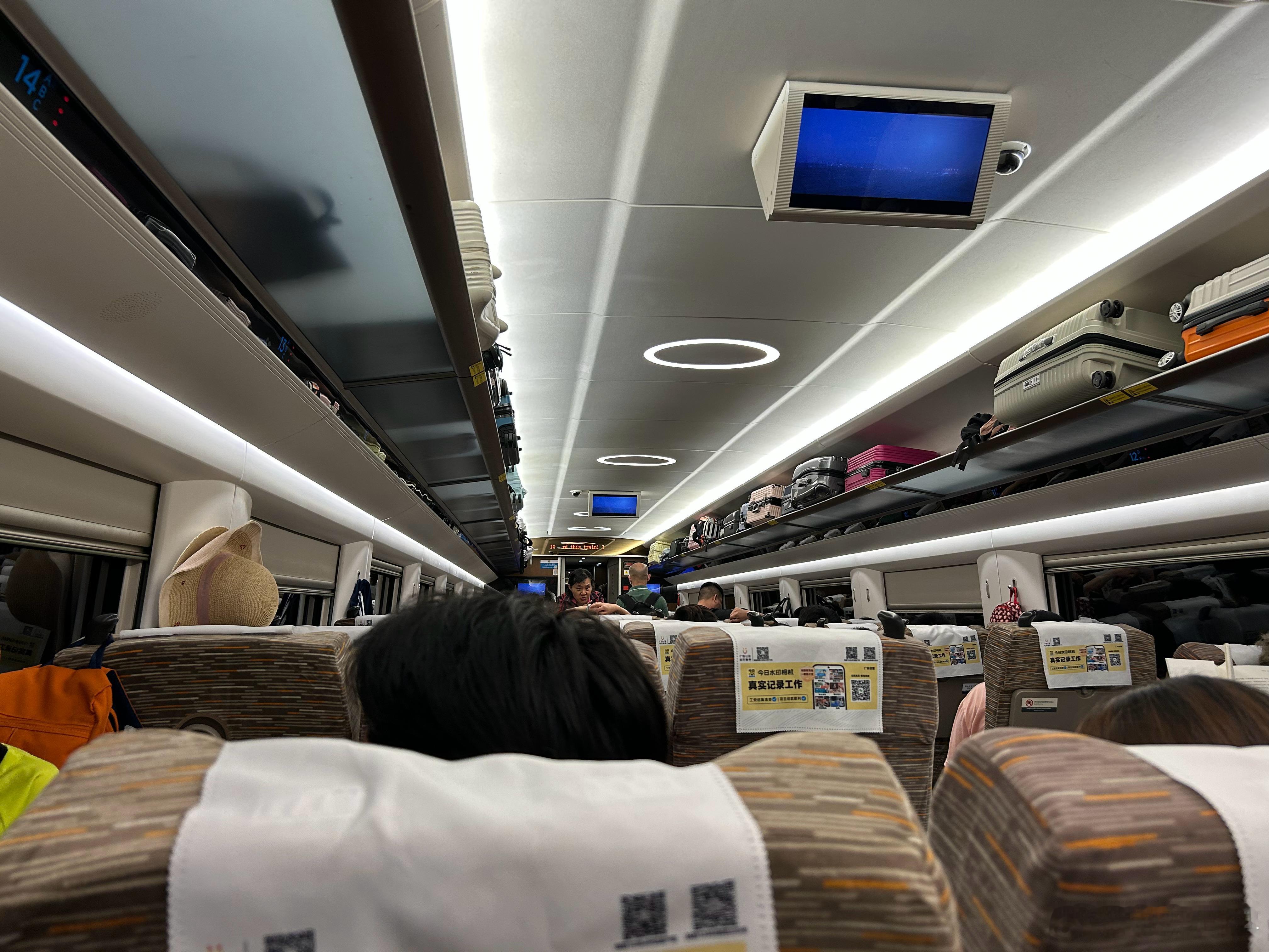 高铁上前排的人在向说服他家里的领导买电车，把我听乐了。-我现在过去客户那边拿配