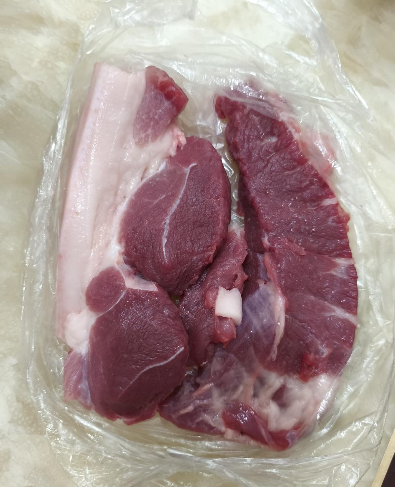 周末去菜市场，想买点肉回家炖汤。走到肉摊前，听到一位阿姨问老板肉价，老板回：