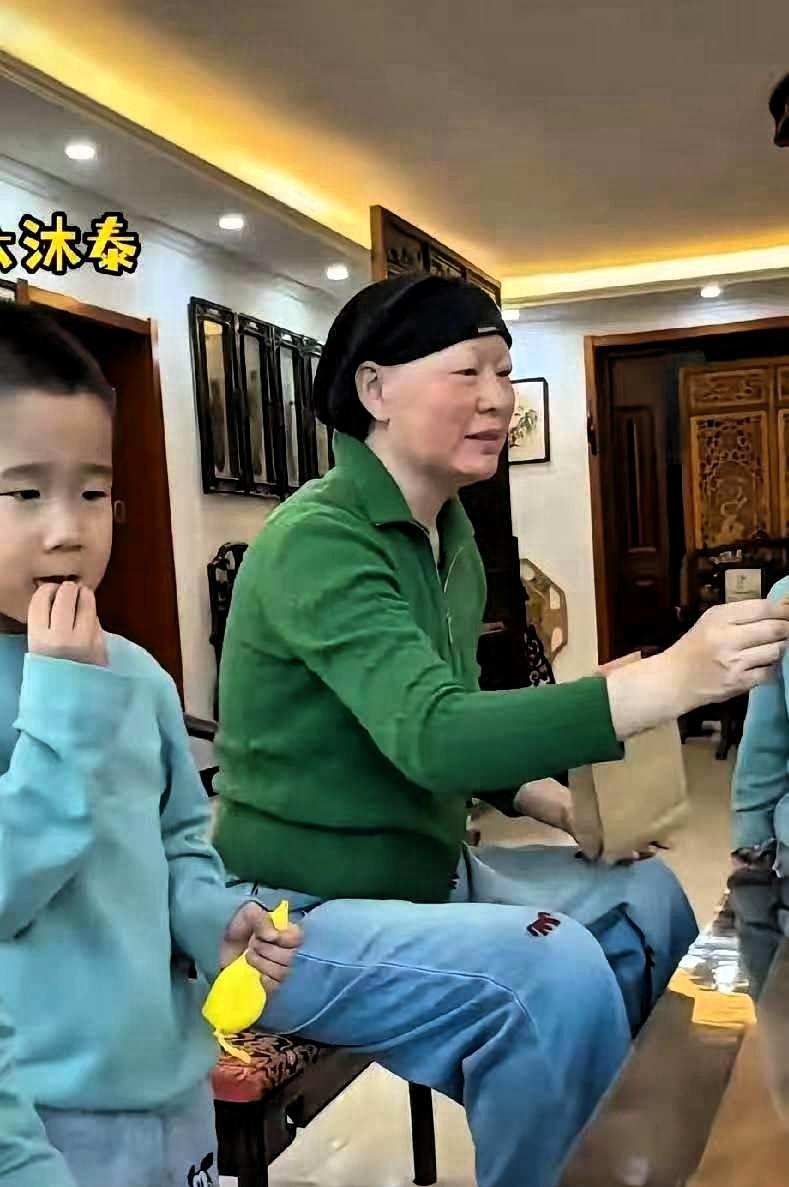 今天第一次看见七胞胎妈妈，一直特别好奇，到底是怎样的妈妈，能扛下孕育七个孩子的奇