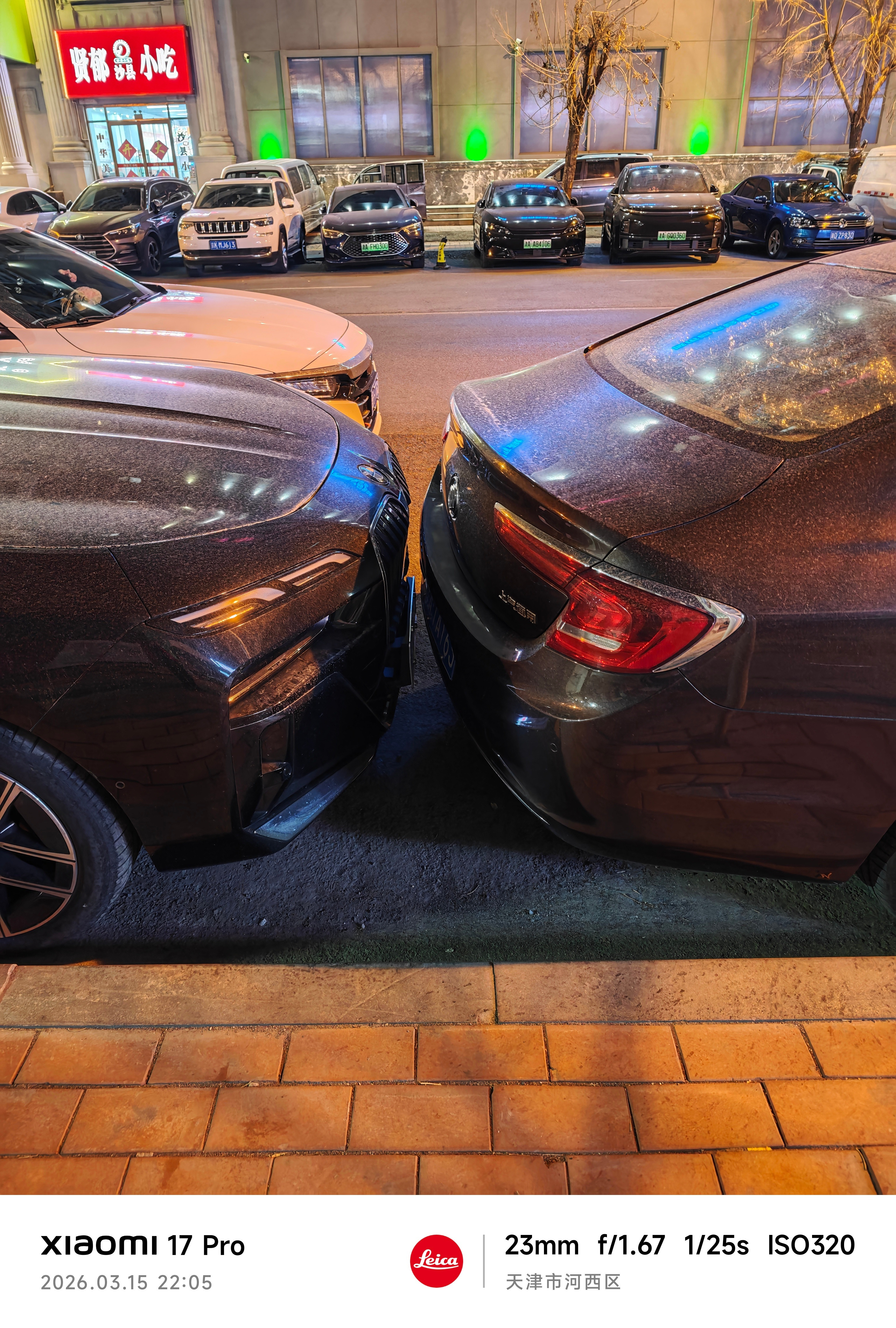 晚上我出去修脚指甲，看到我车后面停着一个别克轿车，这个大哥太牛逼了，车位不够长他