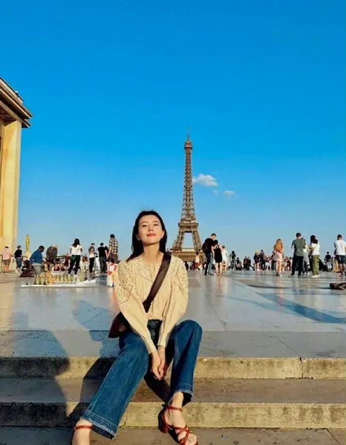 46岁高圆圆巴黎旅游照火了！“短上衣+牛仔裤”穿法太绝，高级洋气还显年轻✨