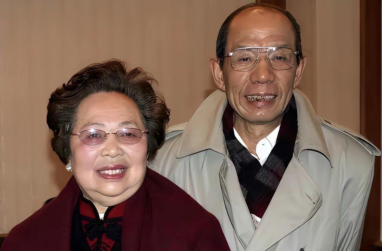 89岁的魏宗万去世，他的女儿发出了讣告，结尾的署名，让我一时间没看懂，两个女儿，
