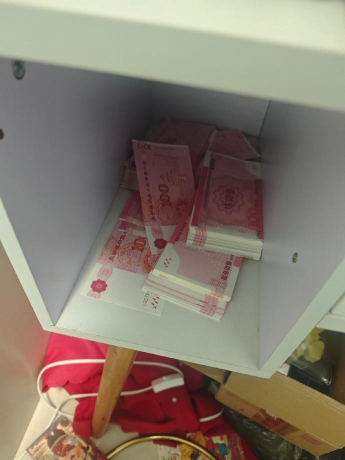 每次清理租客退的房间，都是一场对心脏的考验！红包壳、练功券、杂物堆成山，收