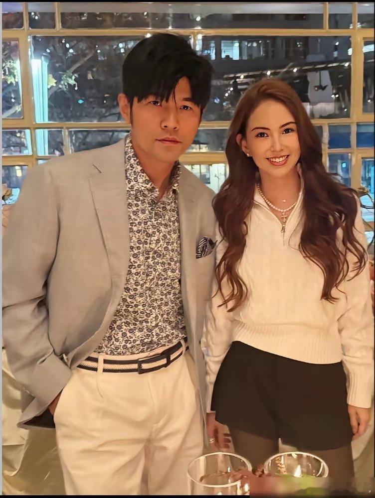 周杰伦在清迈街头被偶遇，不是开演唱会，是蹲在路边等昆凌收工。​《中餐厅》第10季，昆凌当常驻，周杰伦