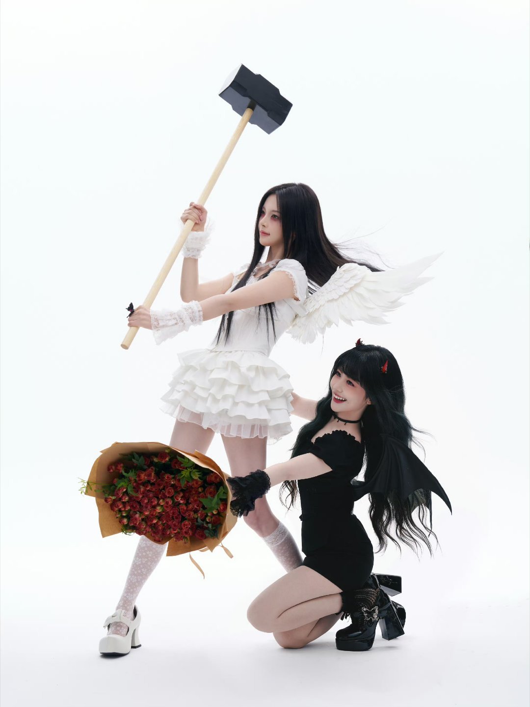 杨超越赖美云天使魔女谁能拒绝天使×魔女的双生氛围感大片。一白一黑，一柔一魅，两