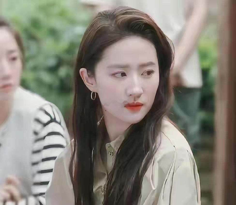 刘亦菲去吃席，美得像P上去的，和旁边的人不在一个图层，不愧是天仙。​​​