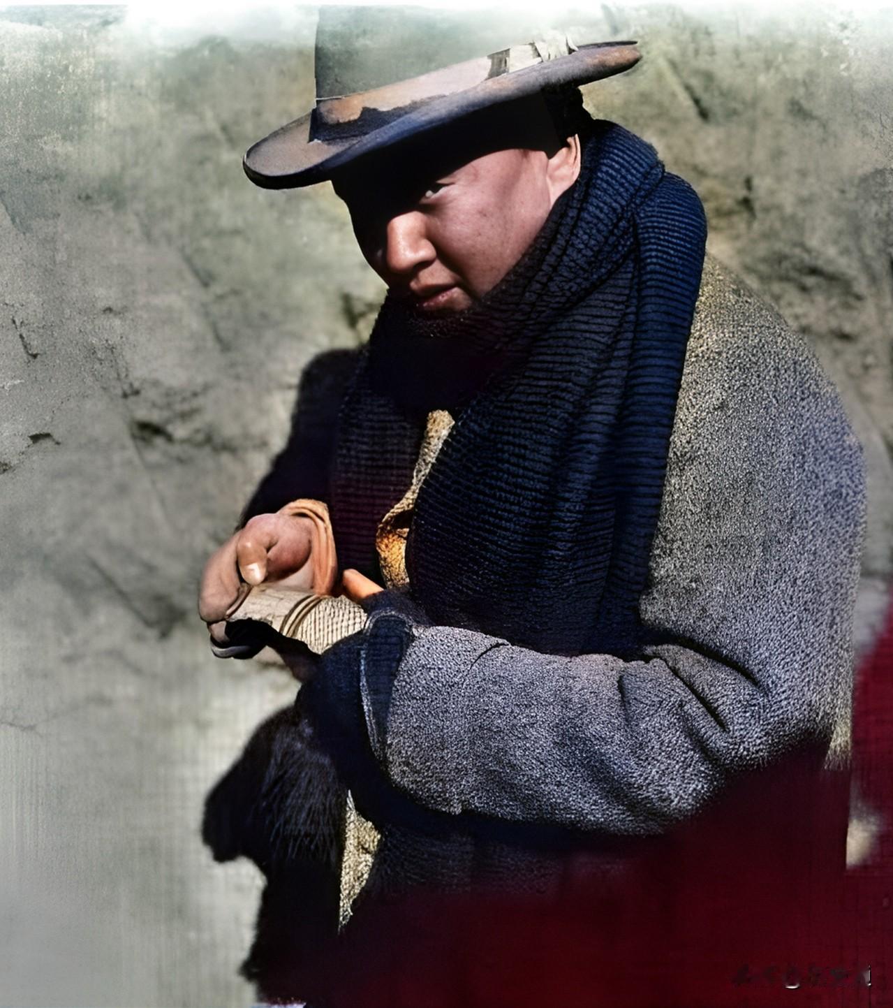 1929年，李济查看殷墟第三次发掘中出土的仰韶文化彩陶片。在殷墟发掘中不免出现奇