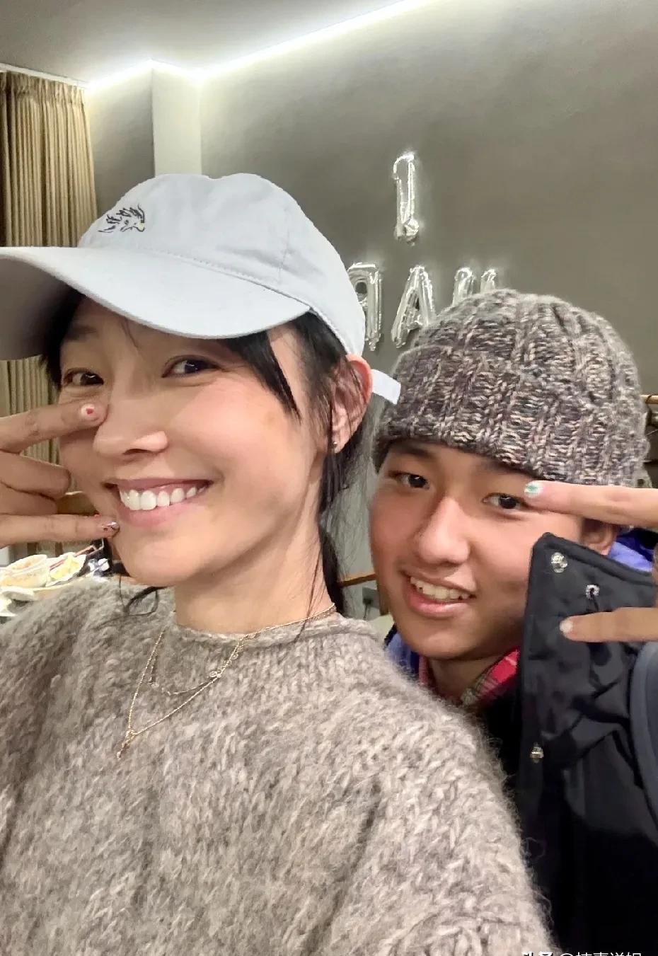 白百何养了18年的儿子，完美避开了她的所有基因，却复刻了陈羽凡的脸。黝黑的皮肤