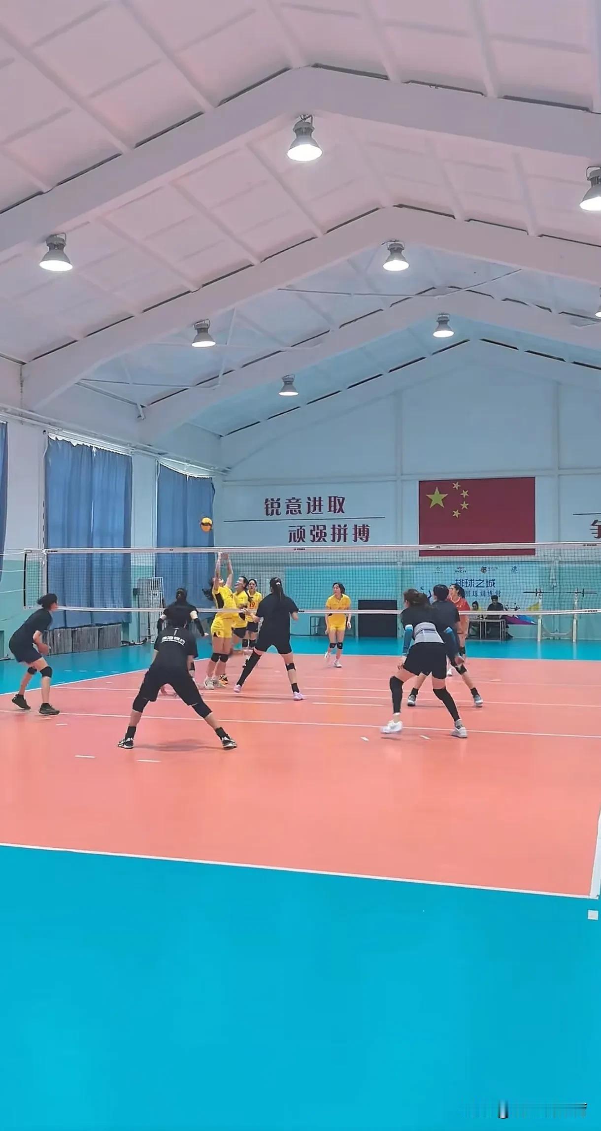 李盈莹依然不能做跳跃动作，但是可以客串自由人，说明世锦赛是肯定赶不上了，不过全运
