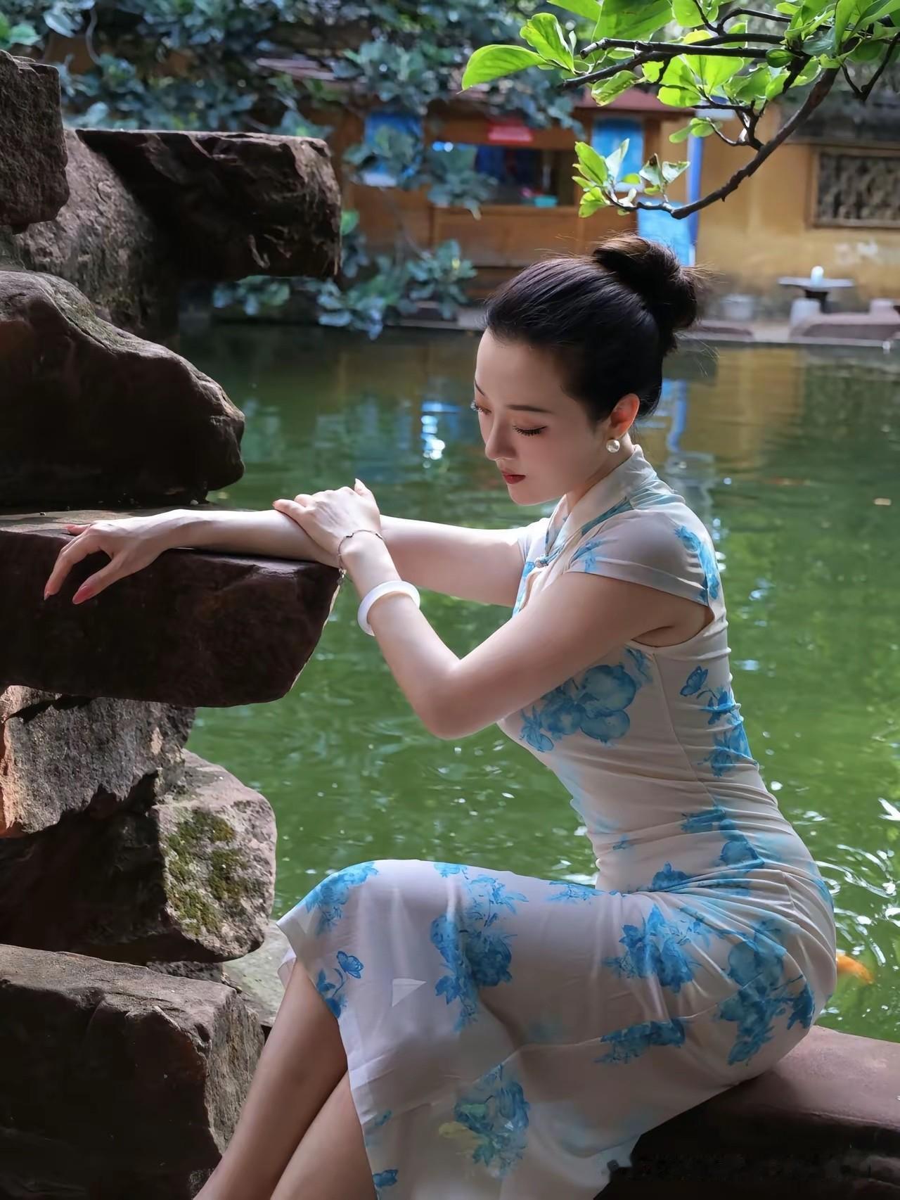 中式旗袍游园，藏在园林里的温婉东方韵味。旗袍穿搭
