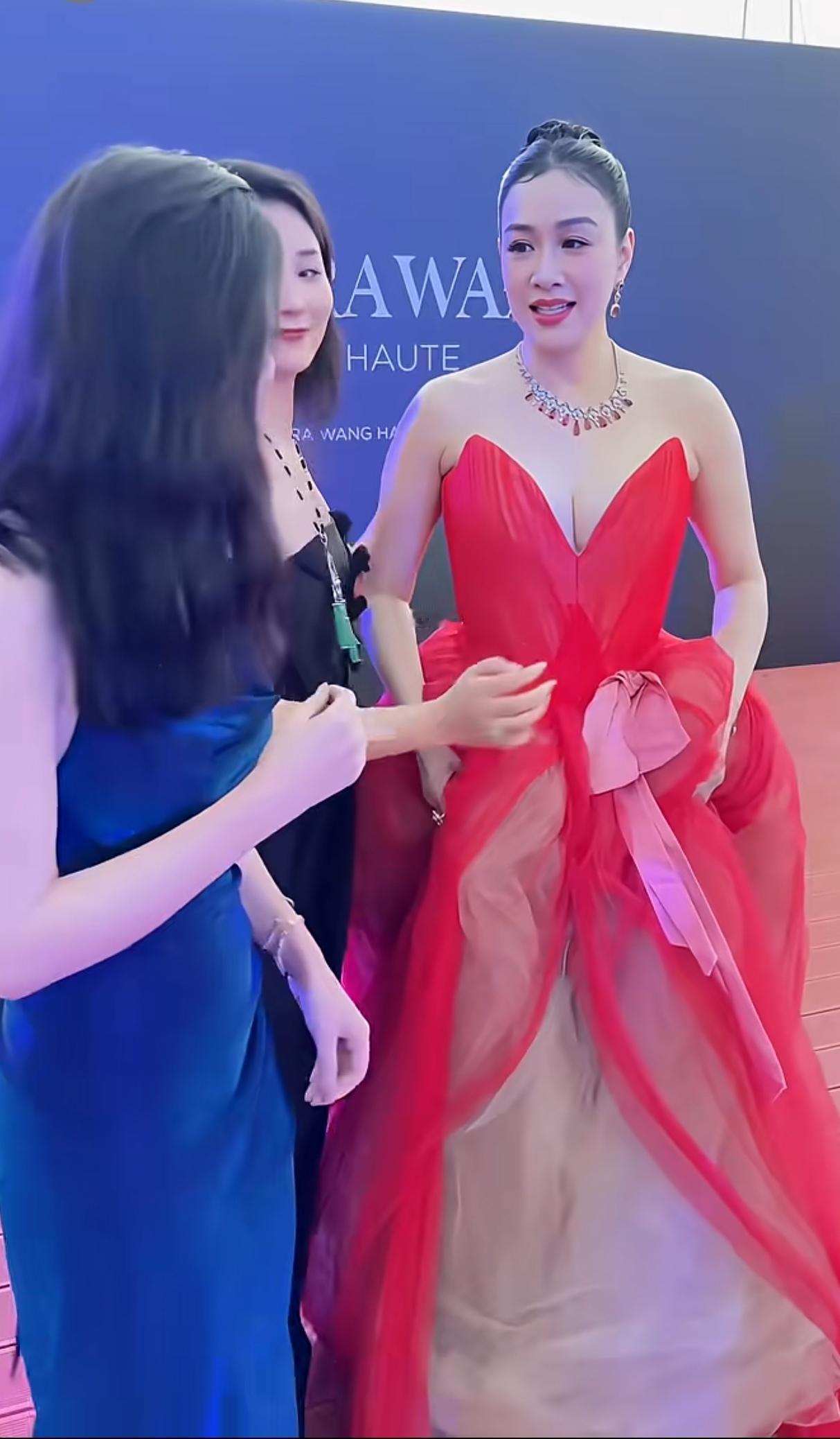 56岁的钟丽缇依然还是那么漂亮，当年的女神，如今还是风韵犹存。白瘦型小姑娘比不了