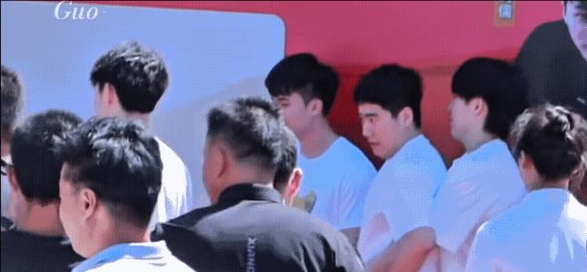 大头真的很喜欢圆圆滚滚的东西，在后面搂大胖的肚子，甜甜也不甘示弱，用手反