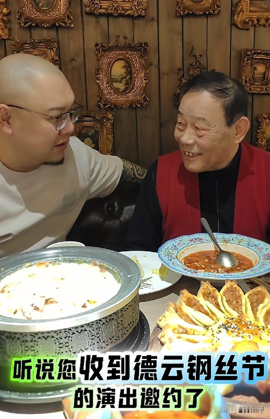 杨仪在直播间故意把钢丝节说成肛门节，后面的小助理还咧着嘴笑。还说人家没有邀请