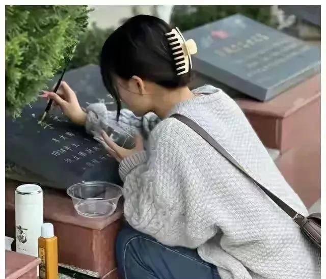 女生参观烈士陵园，发现许多墓碑掉漆，她感到很痛心，于是利用业余时间，为烈士墓碑修