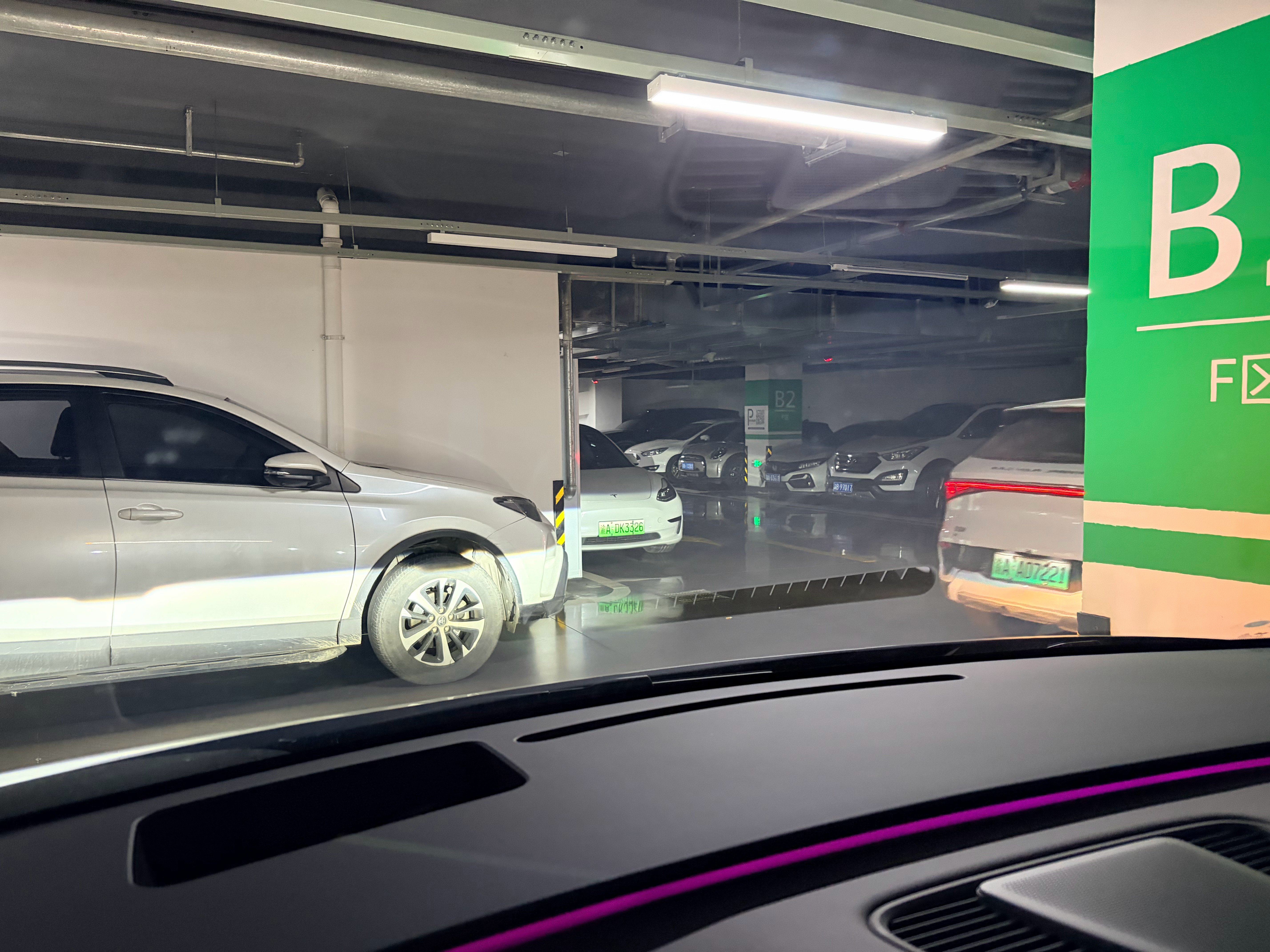 我觉得有时候停车位紧张，你“乱停车”也得会停，这种停法我被卡死了，彻底出不去，只