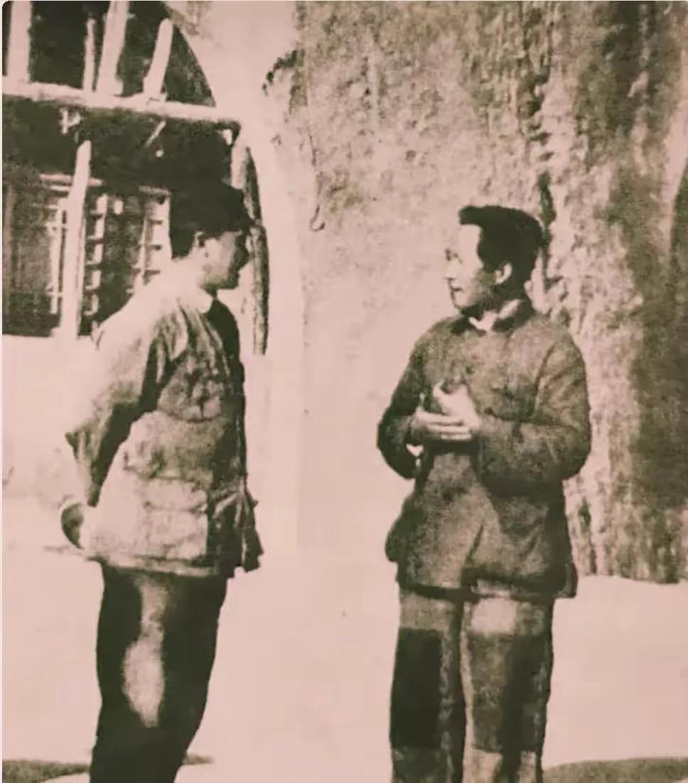 伟人在延安留下来的黑白照片在窑洞前不知道和哪位将军在交谈。有认识吗？不太清晰